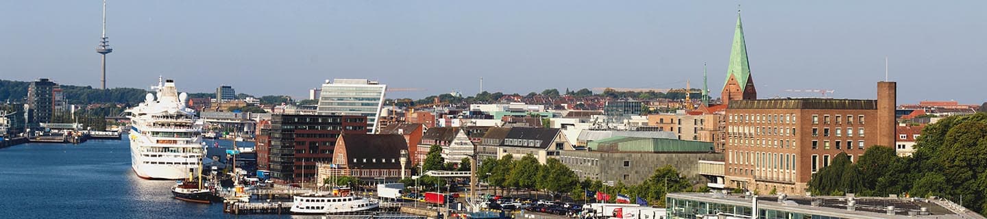 Stadtpromenade am Wasser in Kiel